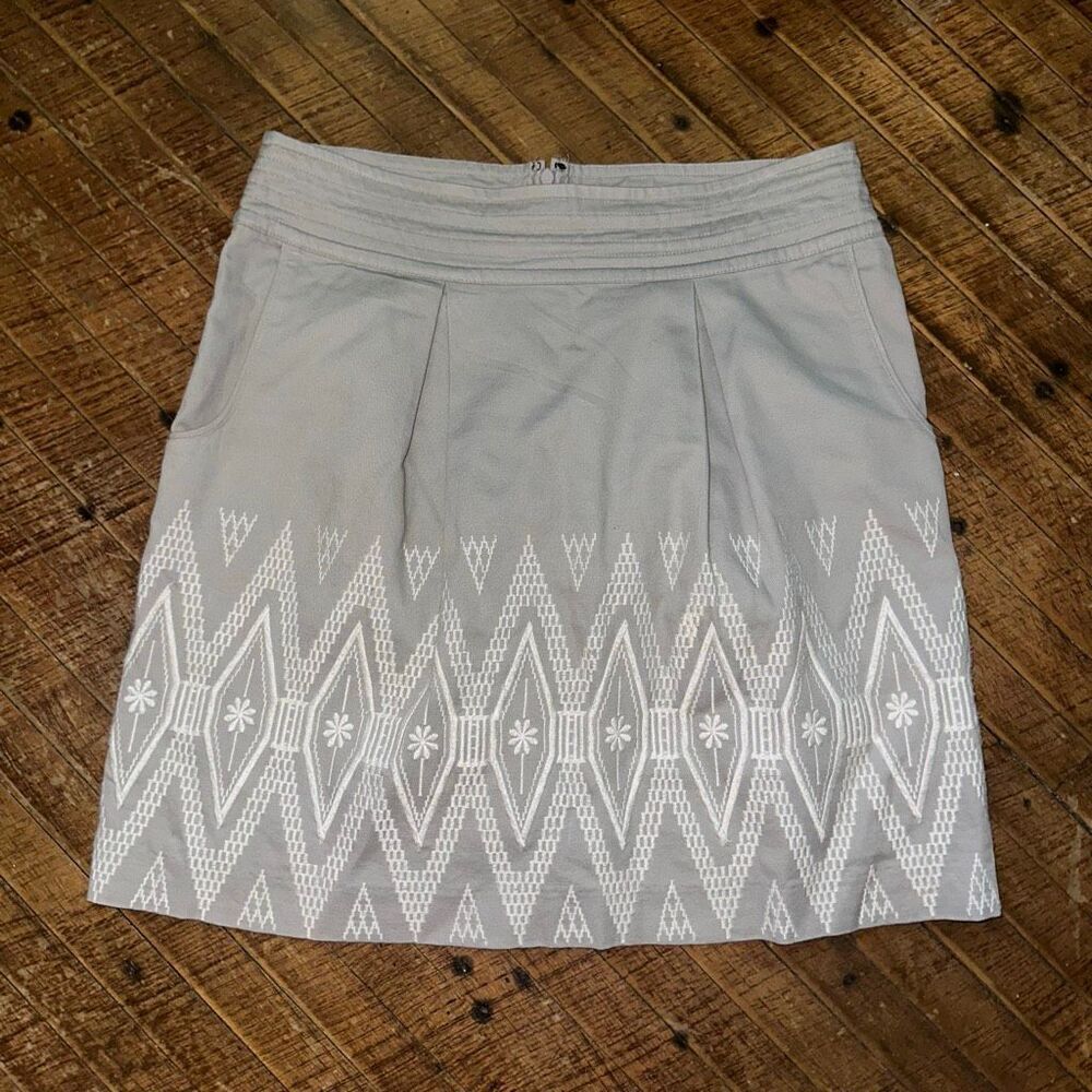Banana Republic gray business casual embroidered 8 a-line skirt